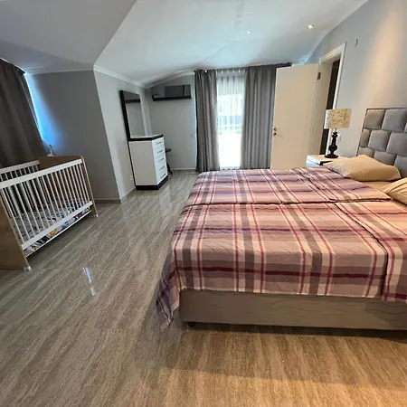 Penthouse 4 Bedrooms, 1 Living Room, To The Sea 7 Minutes Walk Apartment