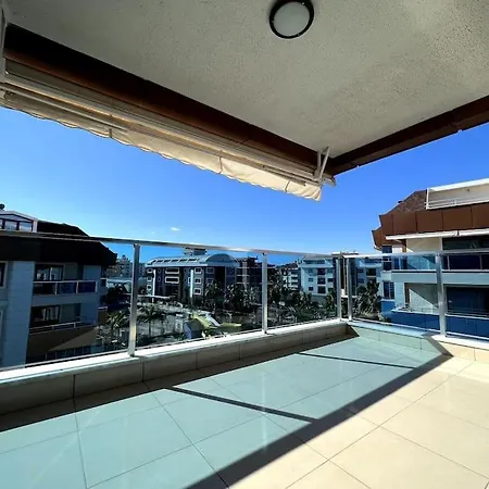 Penthouse 4 Bedrooms, 1 Living Room, To The Sea 7 Minutes Walk Alanya