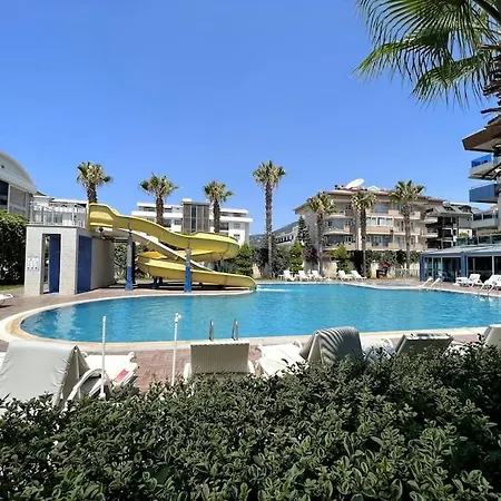 Penthouse 4 Bedrooms, 1 Living Room, To The Sea 7 Minutes Walk