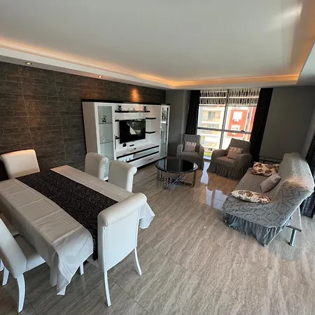 Penthouse 4 Bedrooms, 1 Living Room, To The Sea 7 Minutes Walk