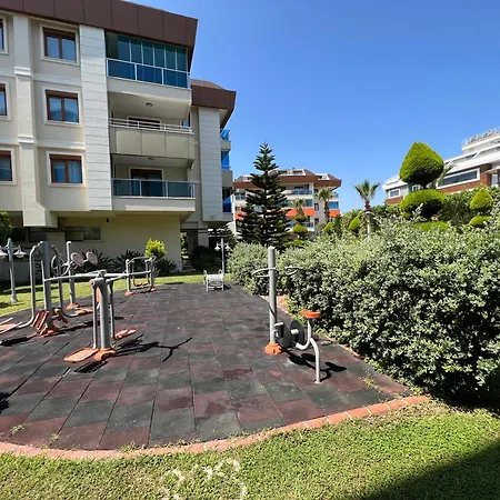 Apartment Penthouse 4 Bedrooms, 1 Living Room, To The Sea 7 Minutes Walk Alanya
