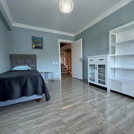 Apartment Penthouse 4 Bedrooms, 1 Living Room, To The Sea 7 Minutes Walk *