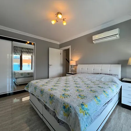 Penthouse 4 Bedrooms, 1 Living Room, To The Sea 7 Minutes Walk Apartment Alanya