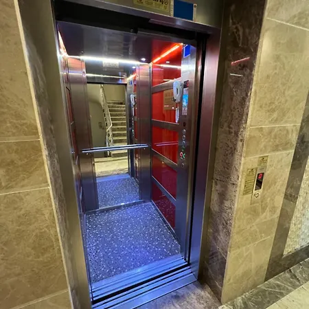 Penthouse 4 Bedrooms, 1 Living Room, To The Sea 7 Minutes Walk *