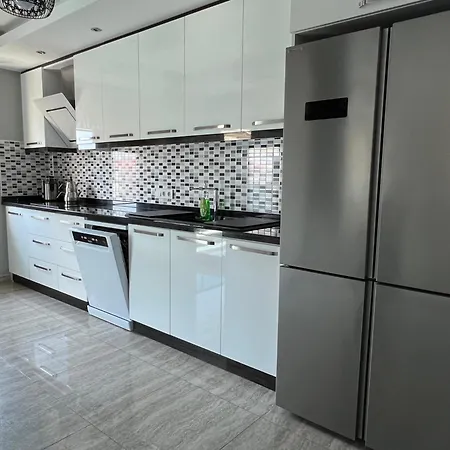 Penthouse 4 Bedrooms, 1 Living Room, To The Sea 7 Minutes Walk Apartment